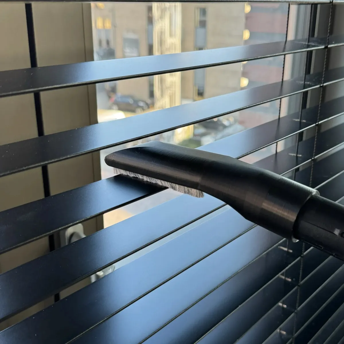 EasySwift between the slats of a blind